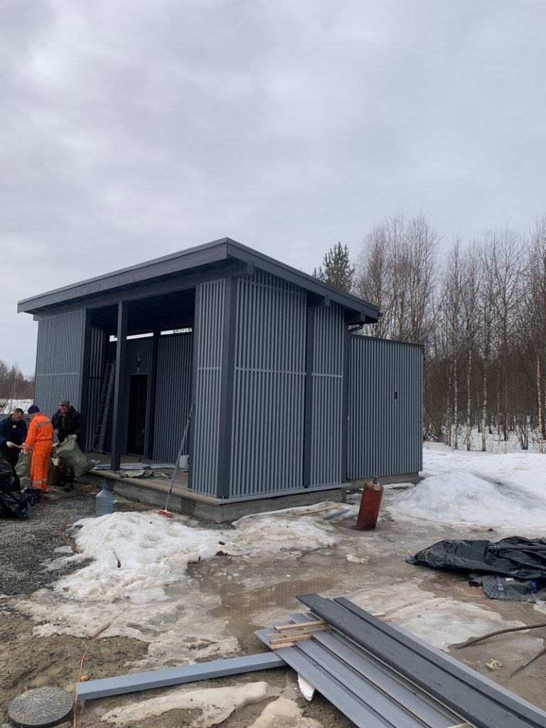 Дом с крытой верандой в поселке Янишполе, республика Карелия