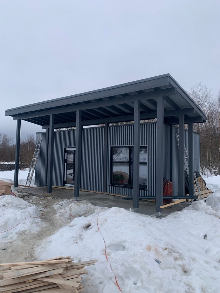 Дом с крытой верандой в поселке Янишполе, республика Карелия